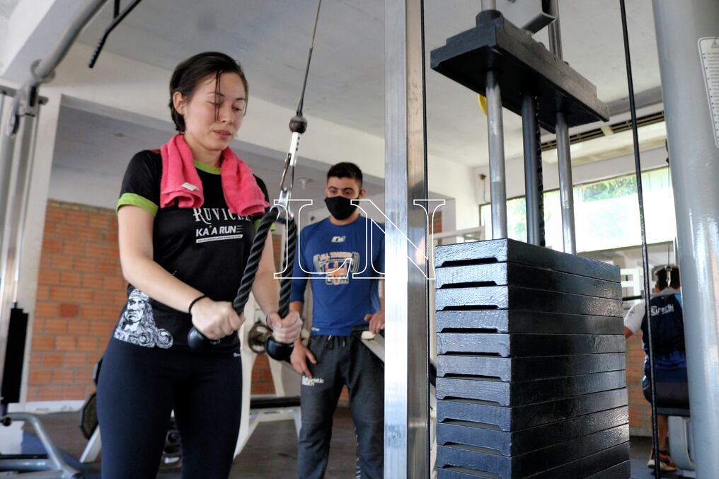 Mujeres acuden a reiniciar sus rutinas en gimnasios. Foto: Christian Meza.