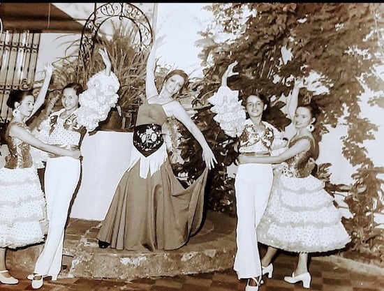 Maricarmen Ávila y sus alumnos. Foto Estudio París. Asunción 1970.