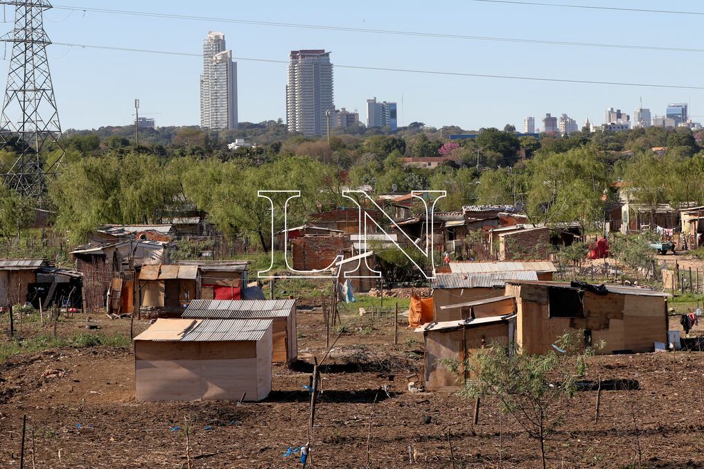 Las personas que dan positivo al COVID-19 son trasladadas a albergues comunitarios debido a que no tienen la manera de aislarse en sus casas ubicadas en zonas vulnerables de Asunción. Foto: Pánfilo Leguizamón.