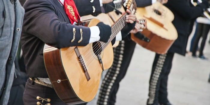 La relación de noviazgo se extendió por 14 años, y en los últimos tiempos la novia "pilló" la infidelidad, por lo que decidió cortar con el noviazgo. Para reconquistarla, el novio llevó flores, mariachis y anillo, pero todo fue infructuoso. Foto: Ilustrativa.
