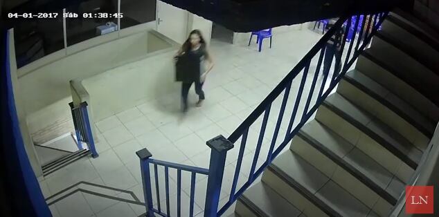 La joven sale con una CPU de la oficina de la presidencia y el directorio del PLRA. Foto: Captura de pantalla.