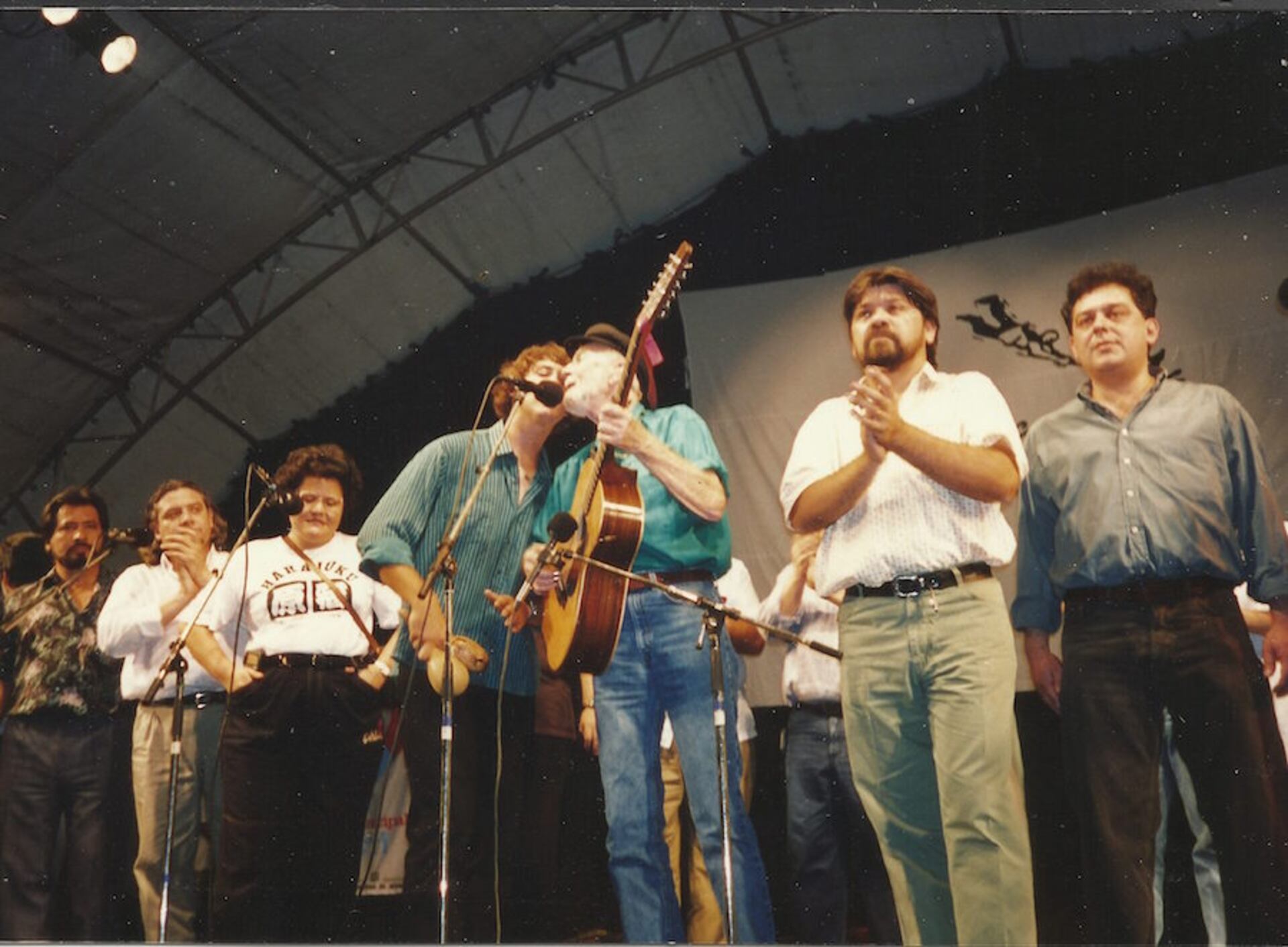 CANCIÓN CON TODOS. Los grupos Sembrador, Vocal Dos, Ñamandú y el autor de “Canto de Esperanza”, Carlos Noguera, en uno de los festivales Mandu’arã.FOTO: GENTILEZA: CARLOS NOGUERA
