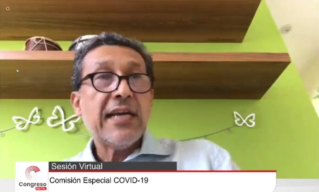El doctor Germán Málaga, que dirigió en 2020 el ensayo de una vacuna china contra el COVID-19 en Perú, testificó este martes ante el Congreso en una audiencia. Foto: Captura de video.