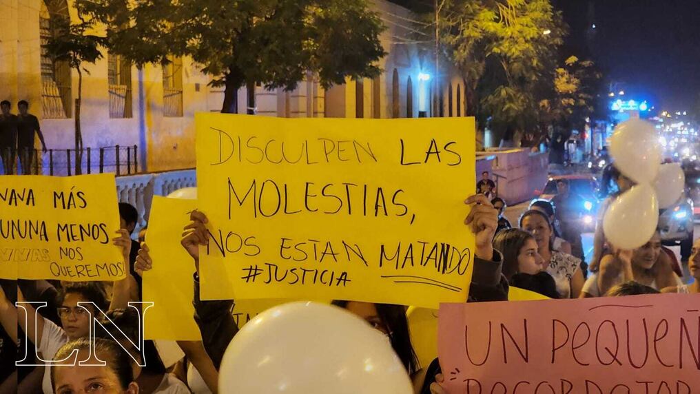 Luego de confirmarse la muerte de la docente Isamar Auxiliadora Cabral, ciudadanos de Concepción a través de una marcha manifestaron su repudio a la muerte de la docente.  Foto: Ángel Flecha.