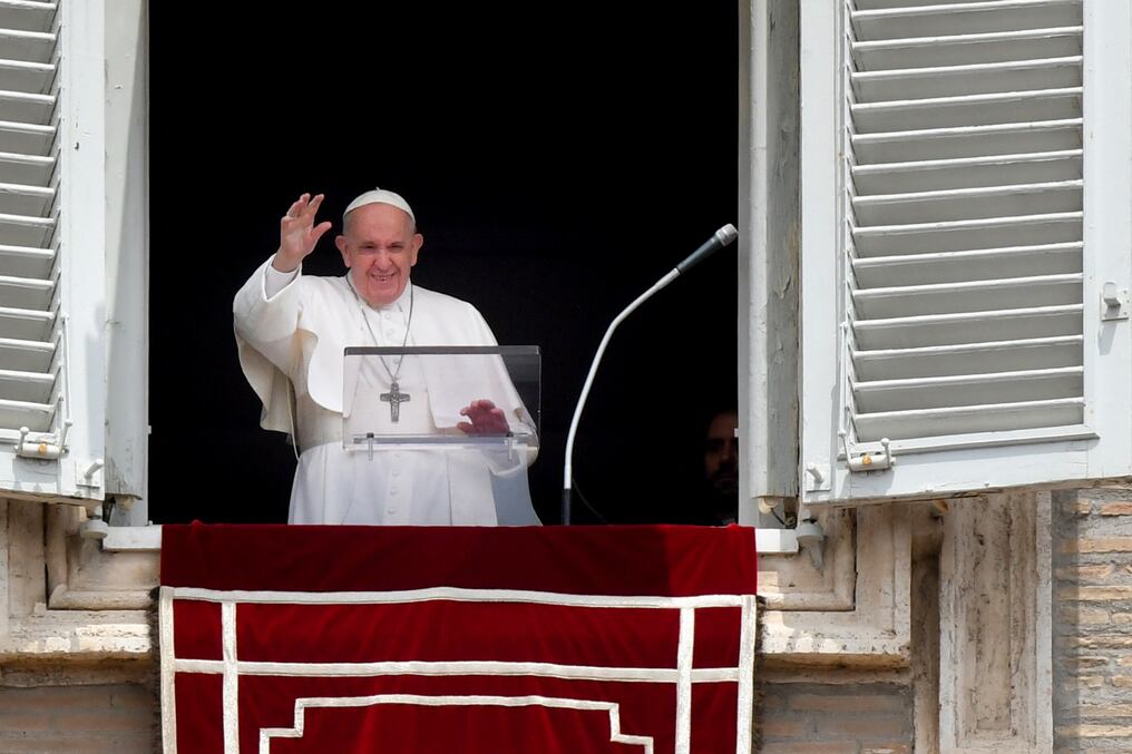“La fe no puede limitarse a los ‘noes’, pues la vida cristiana es un ‘sí’, un sí de amor”, dijo este domingo el papa durante la oración del Ángelus. Foto: AFP.