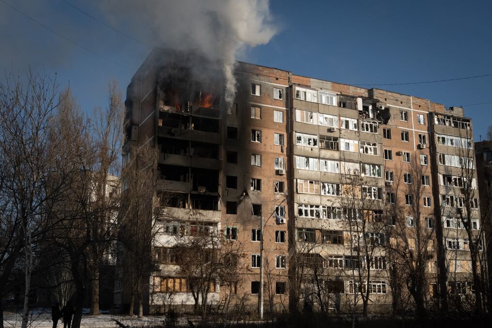Esta fotografía tomada el 8 de febrero de 2023 muestra parte del edificio en llamas después de un bombardeo en la ciudad de Avdiivka, en primera línea, en medio de la invasión rusa de Ucrania. Foto: AFP.