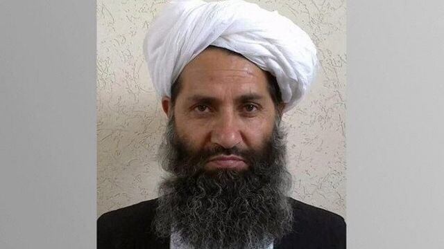 Según una fuente local, el líder supremo de los talibanes llegó a la escuela coránica de Kandahar acompañado de un convoy de dos vehículos.