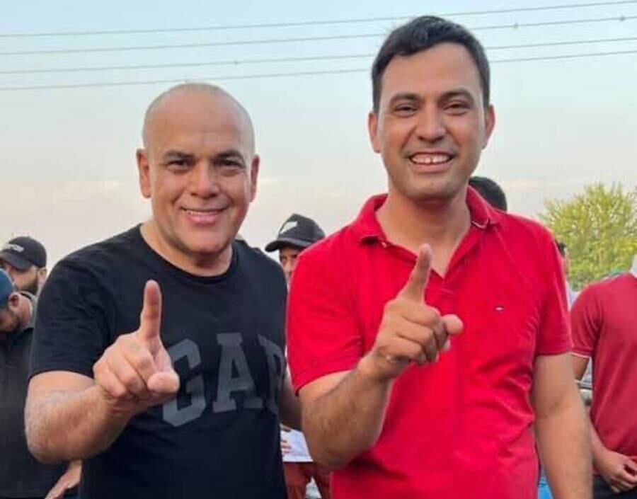 El intendente electo Juan Miguel “Juancho” Vera Maciel (derecha) junto a Basilio Núñez, diputado por Presidente Hayes y líder de bancada de Honor Colorado. Foto: Gentileza.
