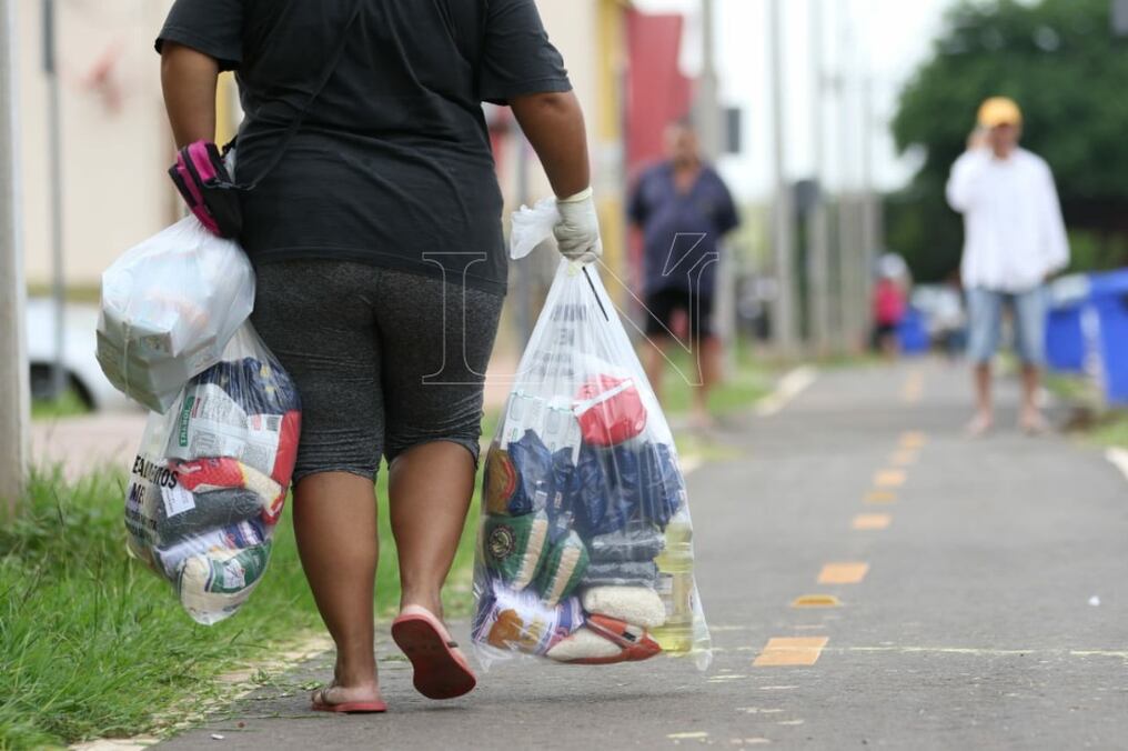 Este lunes, más de 700 familias fueron beneficiadas con la distribución en la Escuela Nacional de Comercio Nº 1. Foto: Nadia Monges.