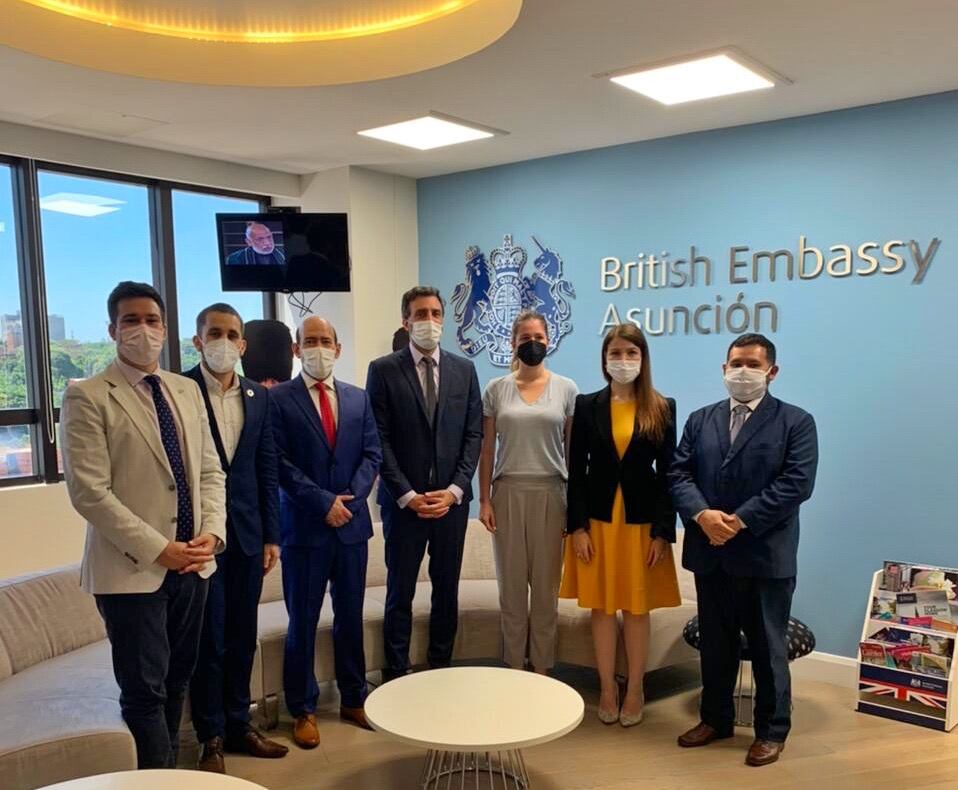 Los representantes de las entidades públicas se reunieron con el embajador británico Ramin Navai. Foto Gentileza.