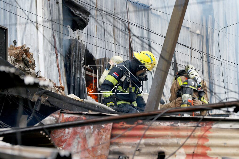 Refieren que son más o menos 100 comerciantes entre permisionarios, mayoristas, minoristas, viviendas, los afectados por el incendio e incluso podrían ser más. Foto: Pánfilo Leguizamón.