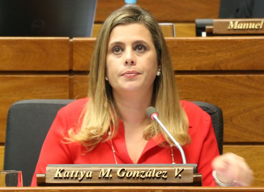 La decisión judicial de solicitar la prisión para Efraín Alegre por el incumplimiento de las medidas alternativas, generó reacciones entre los políticos y los usuarios de redes sociales respondieron. Foto: Archivo.