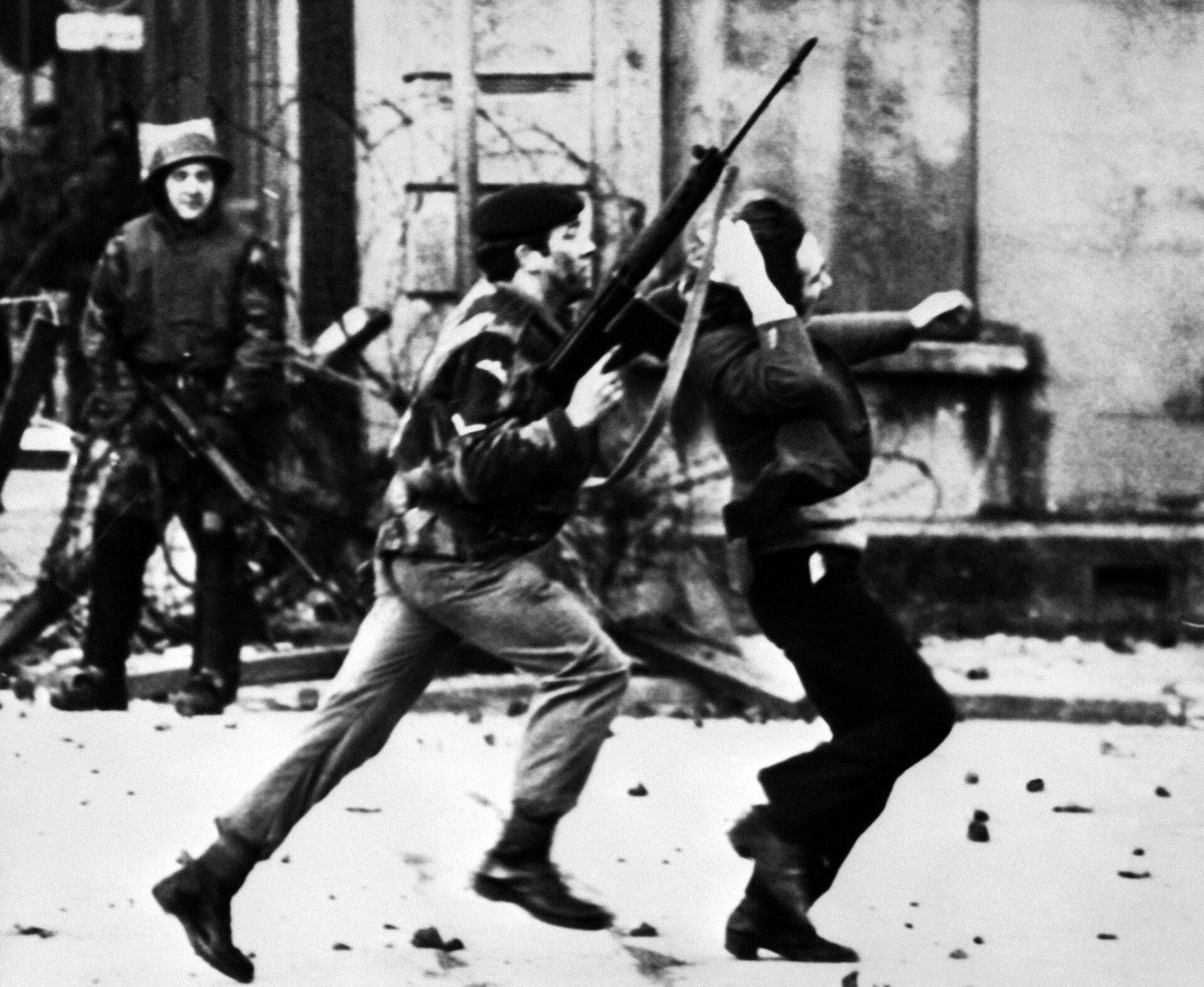 Foto tomada el 30 de enero de 1972, un soldado británico arrastra a un manifestante católico durante los asesinatos del “Bloody Sunday”. Foto: AFP.