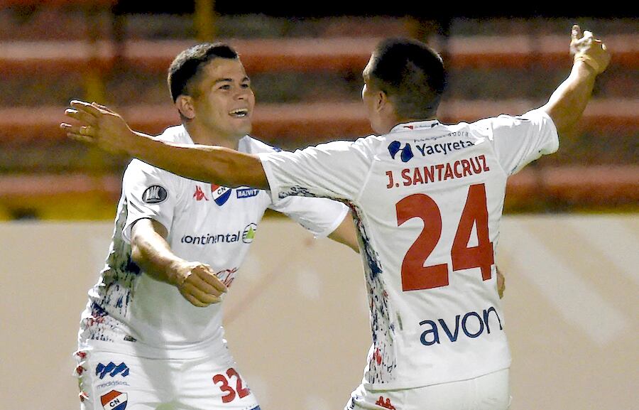 El volante tricolor Feliciano Brizuela (izquierda) festeja su conquista en el juego de ida junto a Jordan Santacruz.