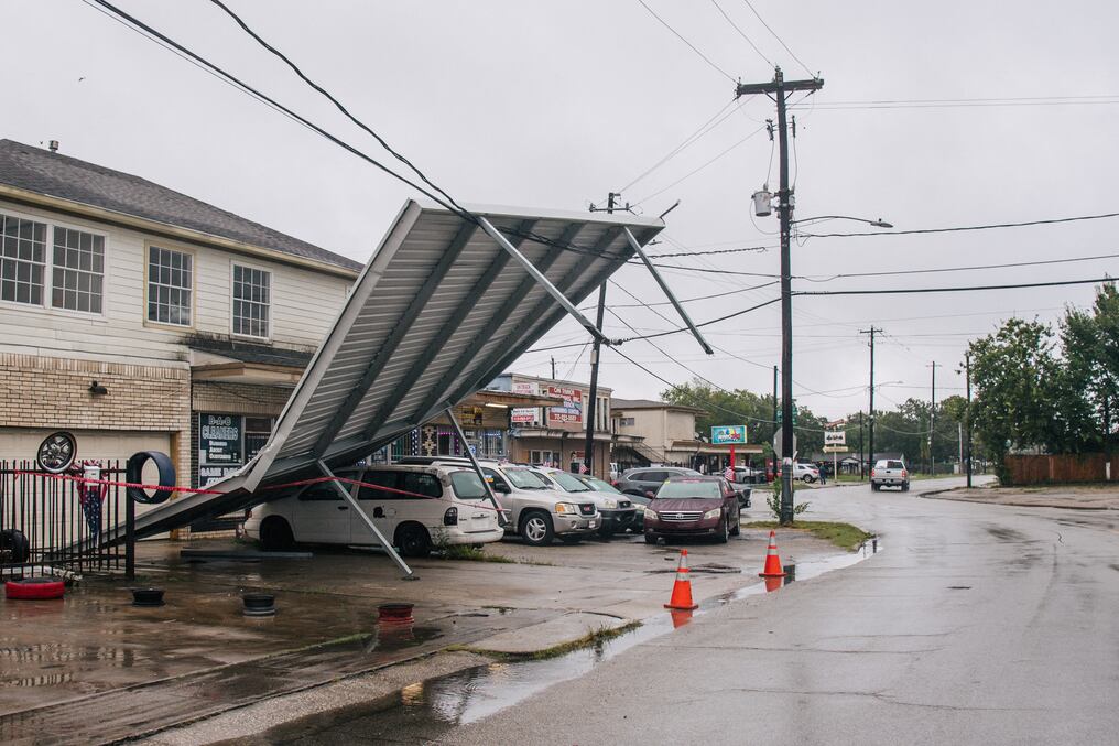 Nicholas, que ganó fuerza de huracán de categoría 1 cuando estaba por tocar tierra, soplaba con vientos máximos sostenidos de 120 km/hora, con ráfagas más fuertes, y se espera que descargue hasta 45 cm de lluvia en el área de Houston. Foto: AFP.