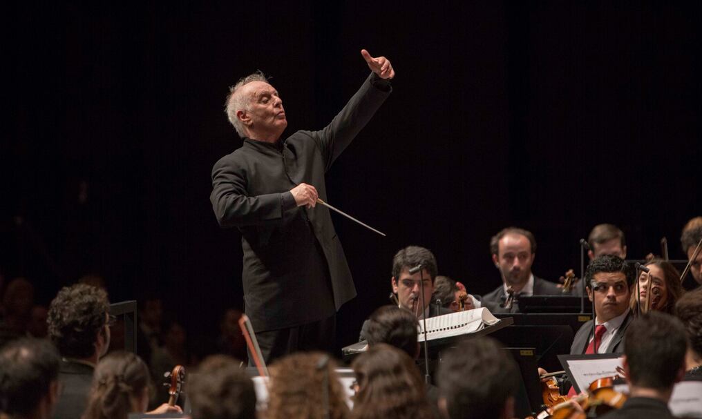 El legendario pianista y director de orquesta, argentino nacionalizado español, israelí y palestino, de 78 años, no ha parado con la música ni con el COVID-19. Foto: DB.