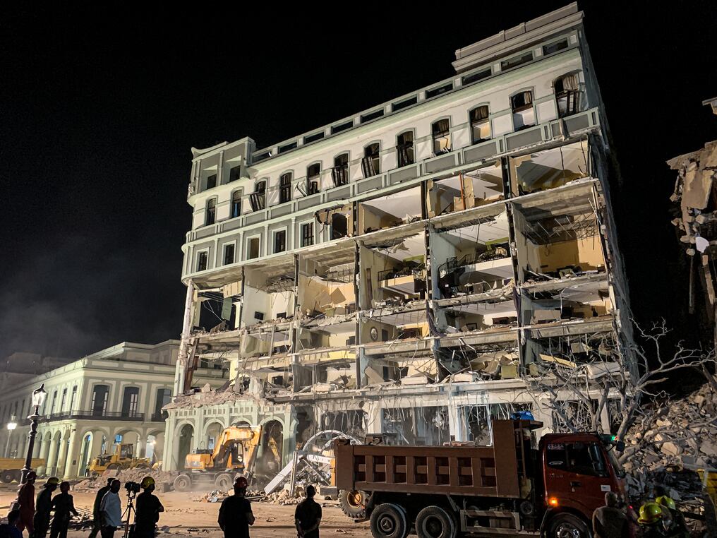 La televisión estatal dio cuenta el sábado del nuevo balance tras la potente explosión que destruyó parcialmente al hotel de lujo, que estaba siendo refaccionado y que debía reabrir el 10 de mayo. Foto: AFP.