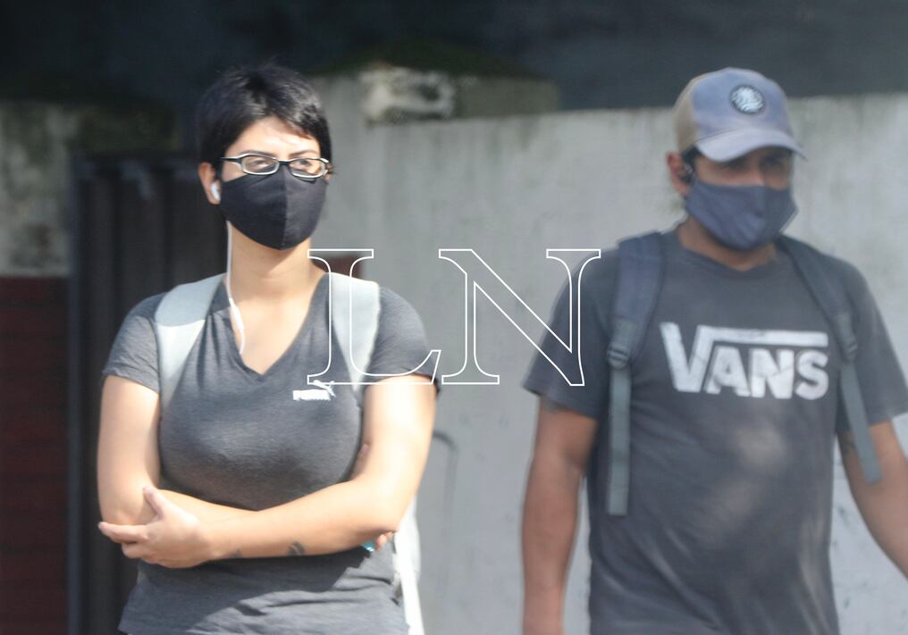 La doctora Sandra Irala, directora de Vigilancia de la Salud, afirmó que en América se ve el descenso en general. El COVID va a quedar, no va a desaparecer y tenemos que seguir con el uso de la mascarilla, sugirió. Foto: Pánfilo Leguizamón.