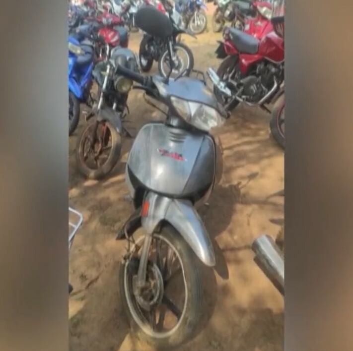 Se trata de don José Rosa Samaniego, quien reside en el barrio Centro de la ciudad de Concepción, que ayer lunes dejó su biciclo estacionado frente a su vivienda y su hijo se dio cuenta de que un desconocido estaba llevando la moto. Foto: Captura pantalla.
