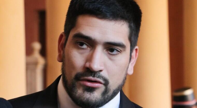 Tras la publicación de una reunión política entre Hugo Velázquez y algunos dirigentes camioneros, usuarios de redes sociales respondieron con dureza a Mauricio Espínola, asesor político de Mario Abdo Benítez. Foto: Gentileza.