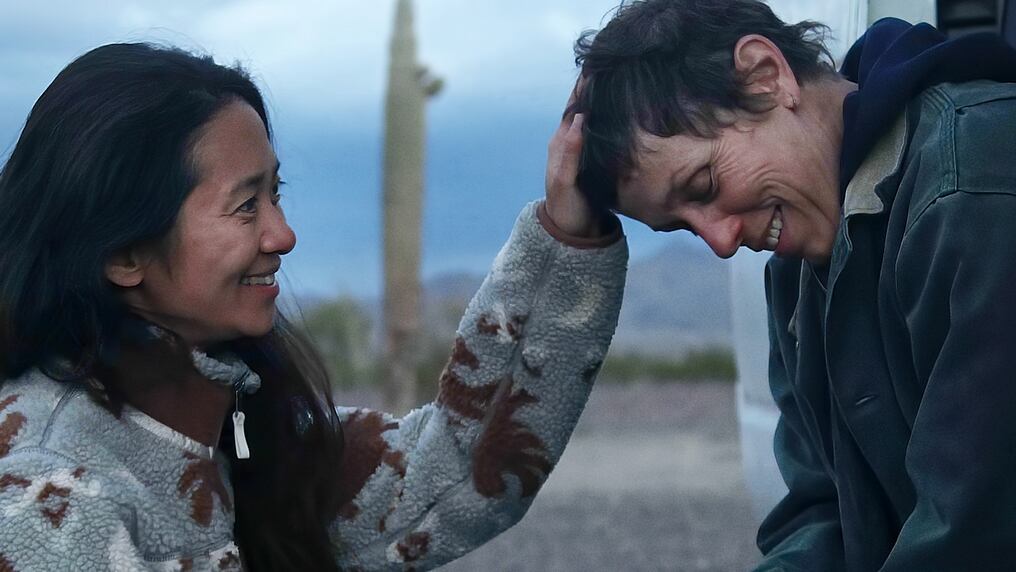 La directora de "Nomadland" (junto a la protagonista Frances McDormand), favorita para el Óscar, dijo que no está lista para hacer un film sobre su infancia en China.