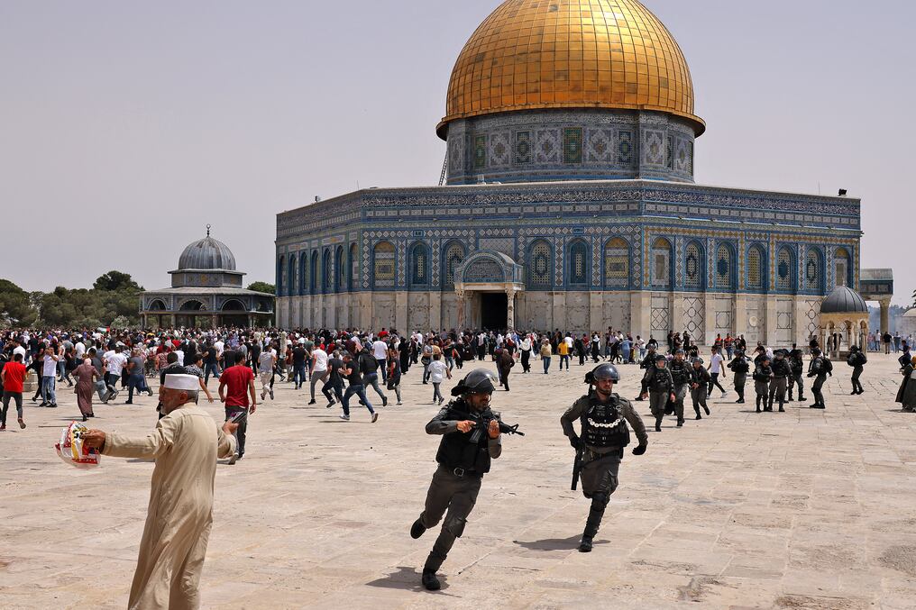 Los nuevos enfrentamientos estallaron este viernes entre fieles musulmanes y agentes israelíes en la Explanada de las Mezquitas. Foto: AFP.