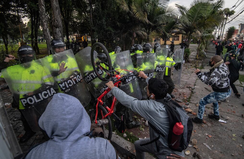 Además de las víctimas, hay 66 personas con heridas de bala; los reclamos surgieron por el crimen de un hombre con armas eléctricas de agentes de Bogotá. Foto: AFP.