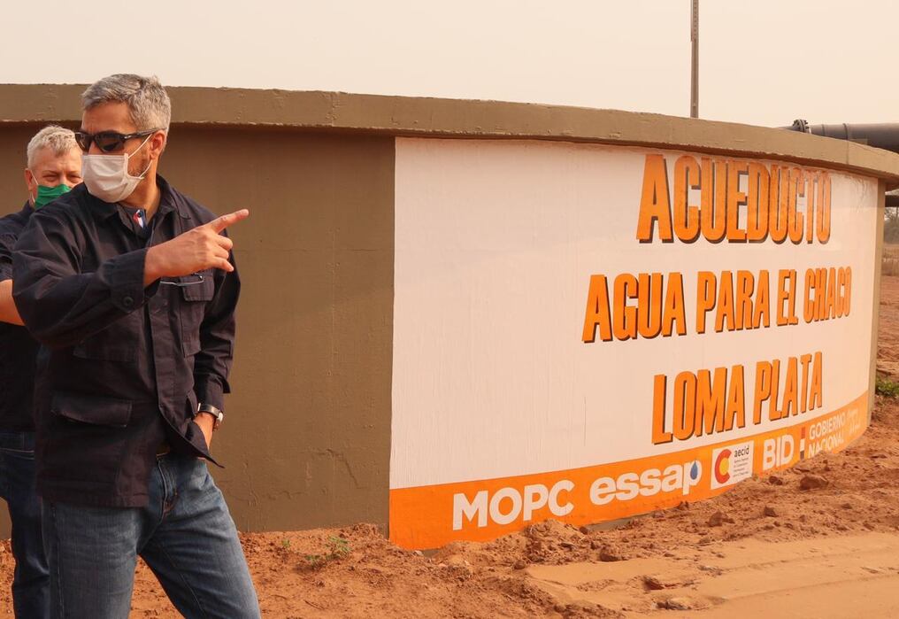 El presidente Mario Abdo, junto con el exministro Arnoldo Wiens, habilitaron con bombos y platillos la llegada del acueducto a Mcal. Estigarribia, pero solo funcionó 15 días. Foto: Gentileza.