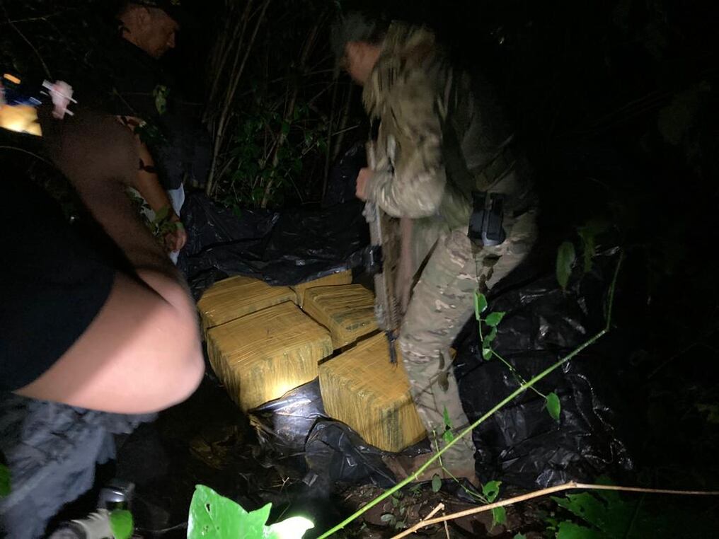 La incautación se realizó ayer durante una patrulla nocturna y el cargamento se encontraba en una zona boscosa de Itacuá. Foto: Gentileza.