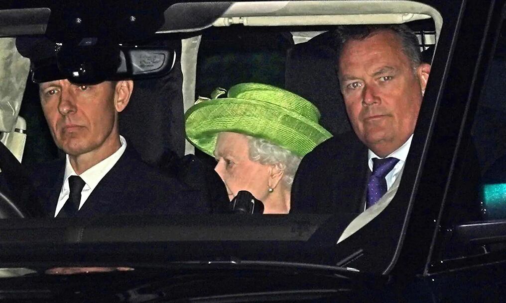 Los dos bisnietos de la reina que recibieron el sacramento del bautismo en el Castillo de Windsor son  los hijos de la princesa Eugenia de York, hija del príncipe Andrés; y de Zara Philip, hija de la princesa Ana.