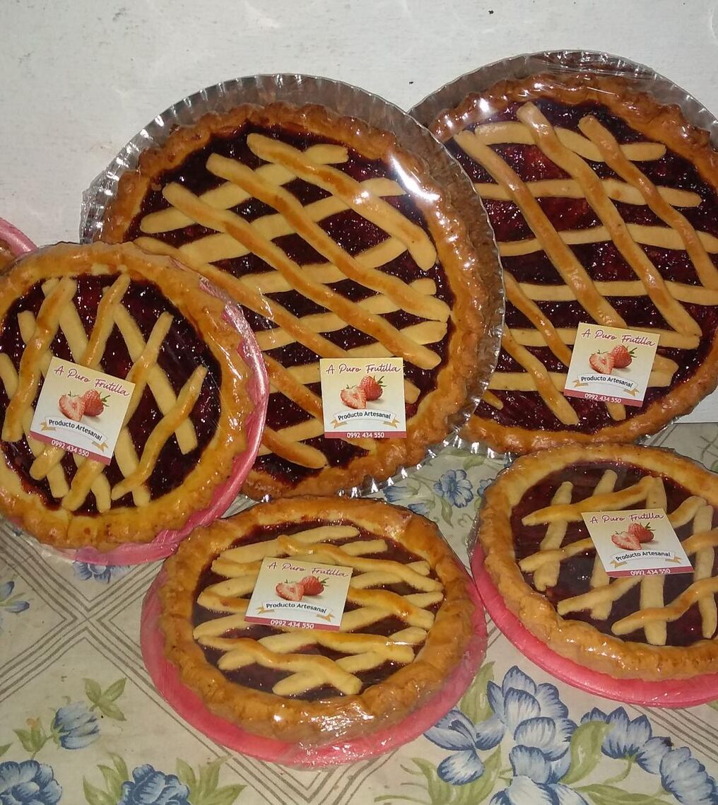 Cada año Soledad prepara una gran producción de pastafrolas de frutilla exclusivas para los expositores de la expofrutilla de Areguá. Foto: Gentileza.
