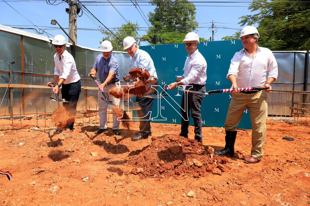 En la mañana de hoy miércoles se realizó la palada inicial del proyecto Casa M, un complejo de 20 departamentos en 8 pisos de altura. Foto Jorge Romero.