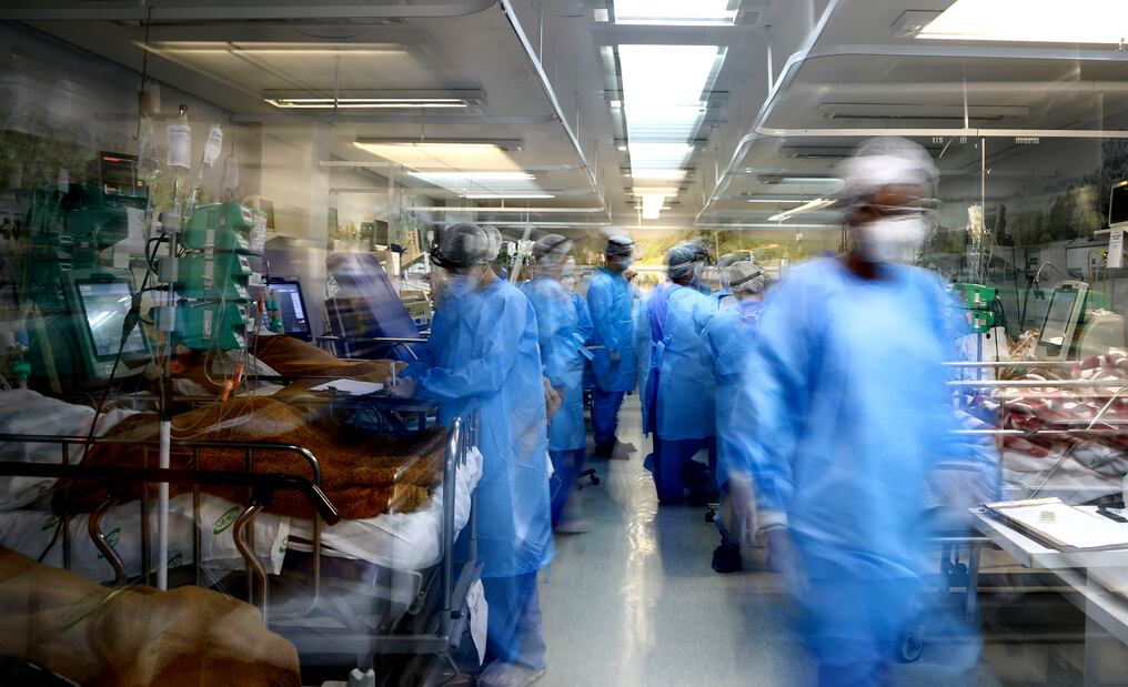 Sostienen que de mantenerse el ritmo actual de tiempo de duplicación del total de muertes, las proyecciones indican que se podría alcanzar aproximadamente 1.100 nuevos decesos en los próximos 21 días. Foto: AFP.