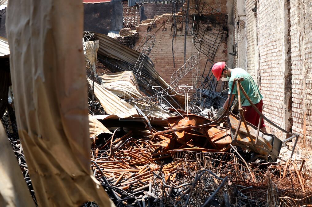 El intendente de Asunción y el nuevo director del Mercado 4 visitaron a los permisionarios afectados por el incendio. Aseguraron que buscan paliar falencias del populoso centro comercial. Foto: Nadia Monges.