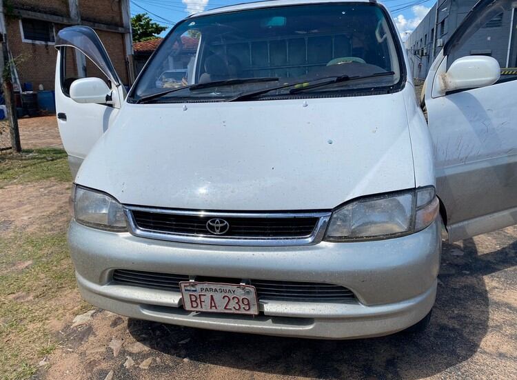 El vehículo que transportaba la carga también fue depositado en la sede de Aduanas de Mariano Roque Alonso. Foto: Gentileza.