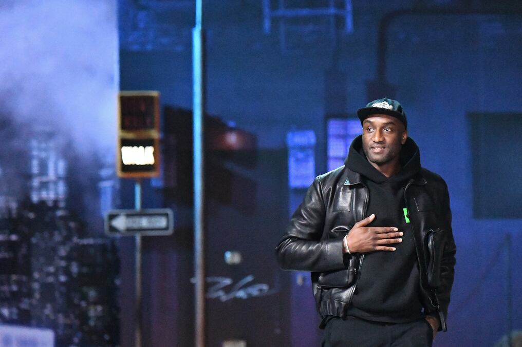 Virgil Abloh rompió moldes al asumir la dirección artística de la venerable casa Vuitton en 2018. Su muerte provocó conmoción en el mundo de la moda, donde bullen los rumores en torno a su reemplazante. Foto: AFP.