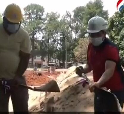 Con la palada inicial del mismo jefe departamental arrancó la obra. Foto: Captura de vídeo.