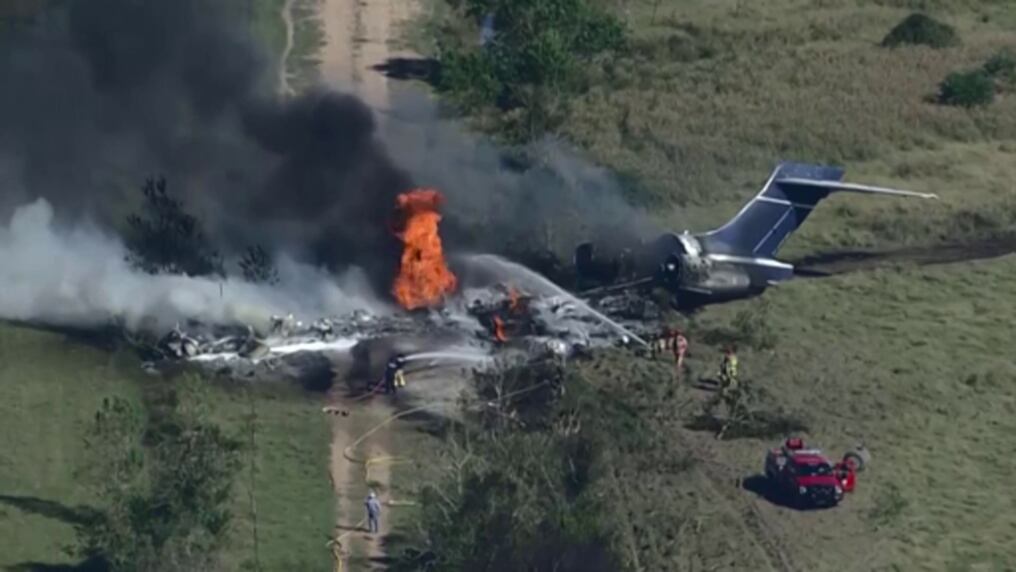 El avión, un McDonnell Douglas bimotor, fue destruido casi por completo por las llamas. Foto: AFP.