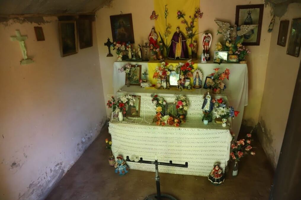 Actualmente la cuida el nieto de quien montó la capilla en 1935 y la misma es una fusión entre religiosidad popular y legado cultural en Tañarandy. Foto: Jorge Jara.