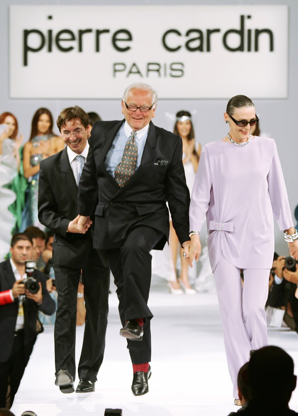 Una página de la historia de la moda se dio vuelta este martes con la muerte a los 98 años del modista francés Pierre Cardin, diseñador visionario y pionero del prêt-à-porter. Foto: AFP.