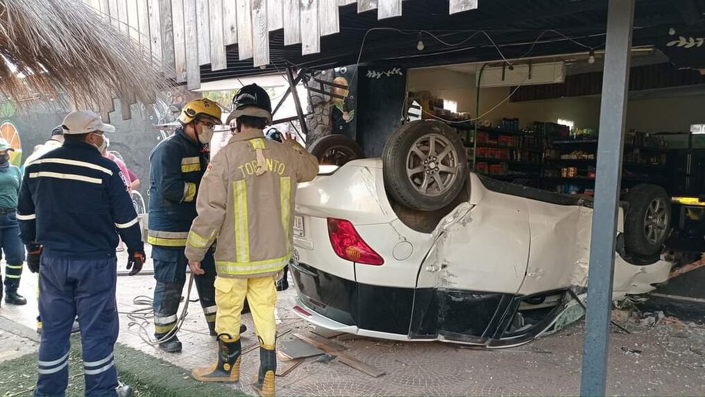 Un automóvil quedó totalmente destruido tras chocar contra un comercio que se encuentra sobre la avenida Defensores del Chaco y volcar posteriormente. Foto: Gentileza.