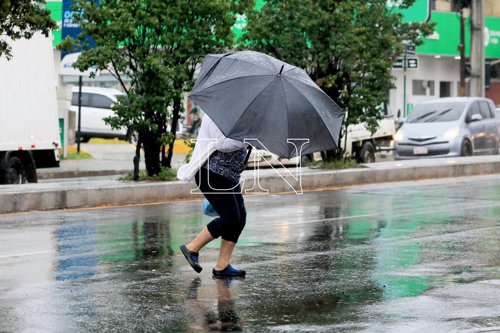 Continuarán desarrollándose nuevos núcleos de tormenta en gran parte de la Región Oriental durante la mañana de este lunes y podrían extenderse hasta el martes. Foto: Nadia Monges.