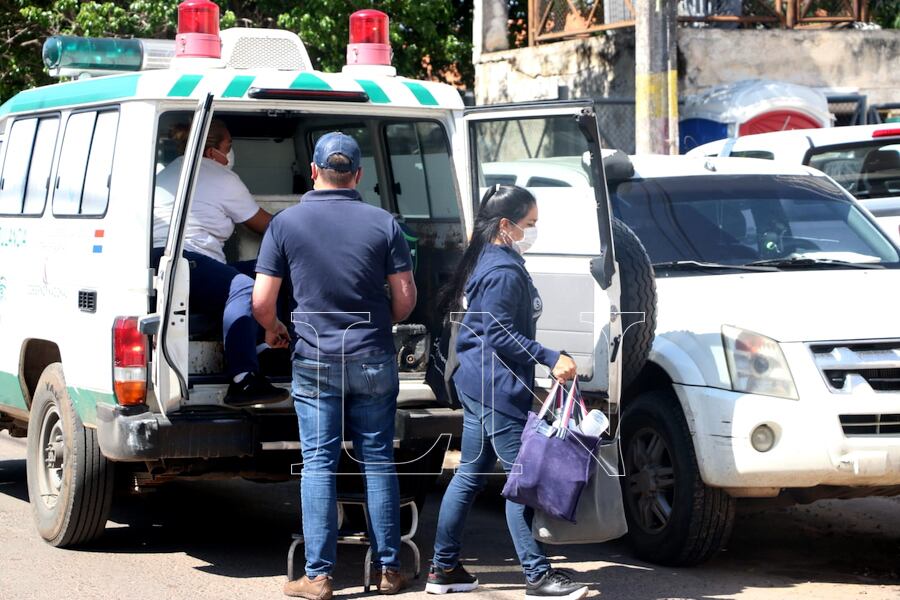 El requerimiento surge tras la muerte de la licenciada en enfermería Claudia Samudio, de 51 años de edad, en el Hospital Distrital de Mariano Roque Alonso a causa de la explosión de un equipo de esterilización de instrumentos hospitalarios. Foto: Emilio Bazán.