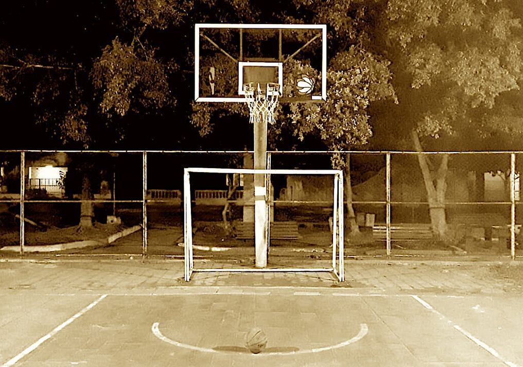A menudo iba a practicar lanzamientos a la emblemática cancha del barrio San Pablo de Asunción. Cada vez que la pelota se iba hacia una parte oscura, una extraña presencia me la devolvía desde las sombras. Foto: Gentileza.