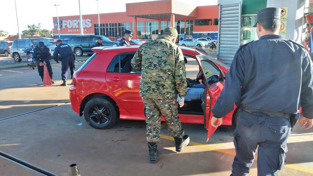 Las víctimas fueron acribilladas dentro de un vehículo que estaba estacionado al costado de un surtidor de la zona de frontera. Foto: Gentileza.