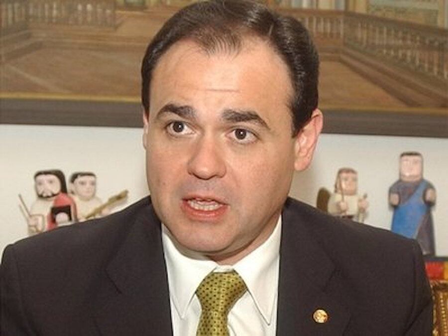El economista y excanciller Rubén Ramírez cuestionó que hasta la fecha se desconoce cuál es la estrategia de Paraguay para llamar a su par Brasil a renegociar el Anexo C del Tratado de Itaipú. Foto: Gentileza.