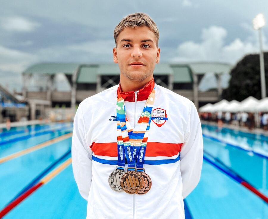 Matheo Mateos (21) haciendo gala de las tres medallas –oro, plata y bronce– que obtuvo en los recientes Juegos Bolivarianos de Valledupar (Colombia).