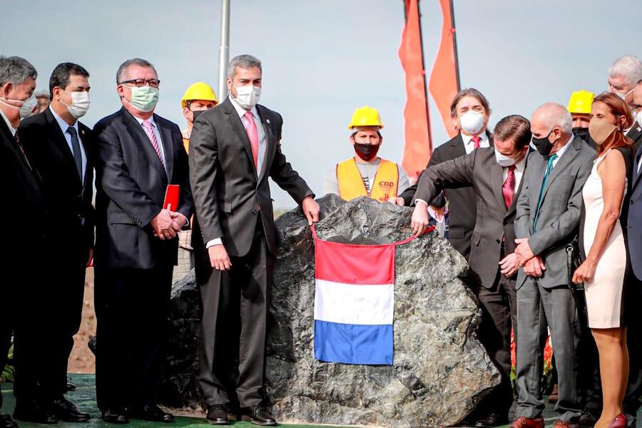 El 12 de junio del 2020, el presidente Mario Abdo Benítez dio inicio a la obra considerada como la más importante de su gobierno, el puente Asunción-Chaco’i Héroes del Chaco y hoy a punto de concluir el gobierno no subsanó el impase con la comunidad indígena maká. Foto: Archivo.