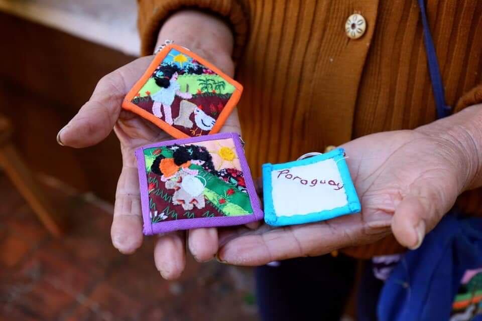 Santa María de Fe es una ciudad del departamento de Misiones, ubicada a unos 15 km de la ciudad de San Ignacio. Cuenta con varios talleres de artesanía, además de la fabricación de dulces caseros. La artesanía en tapices es muy apreciada por los turistas. Foto: Gentileza.