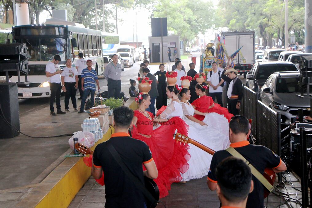 Con danza reciben a visitantes de Ciudad del Este. Se trata de la campaña "Buen Anfitrión" que desarrolla la Senatur con apoyo de Codeleste y otros gremios de la ciudad, además de elencos artísticos de instituciones públicas y privadas. Foto: Gustavo Galeano.
